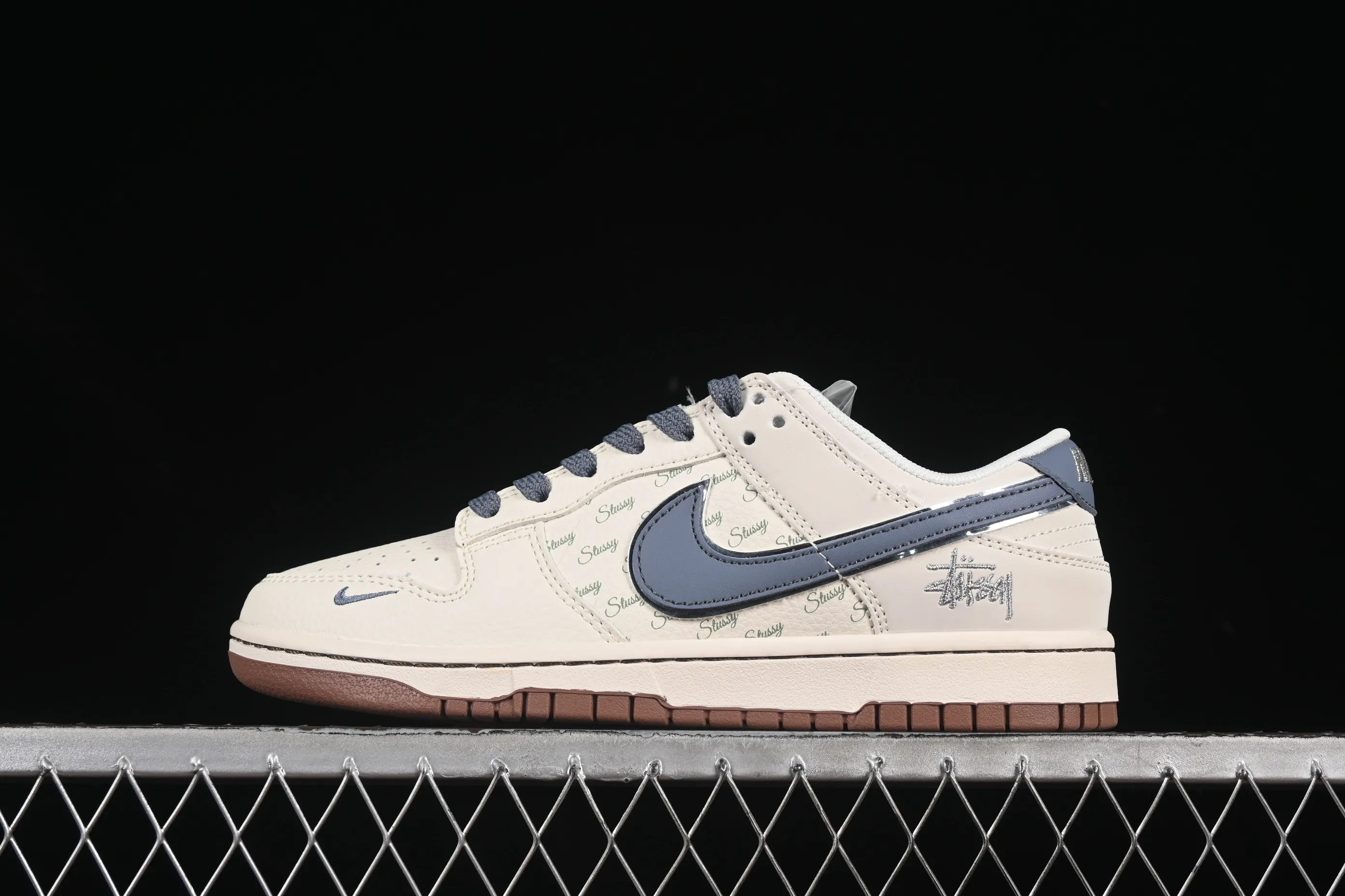 All categories Nk SB Dunk Series Nk SB Dunk Low High-end customized low-top sneakers Nike SB Dunk Low Stusi co-branded light blue brown Anniversary high-end customized low-top casual sneakers ZH2598-247